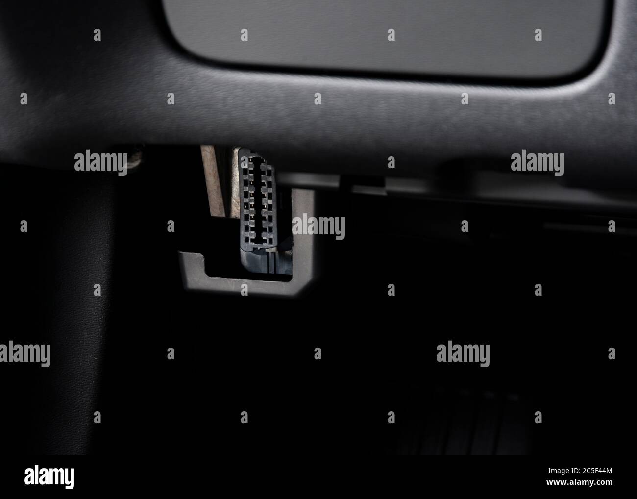 Porta diagnostica elettronica per autoveicoli OBD II sotto il cruscotto dell'auto Foto Stock