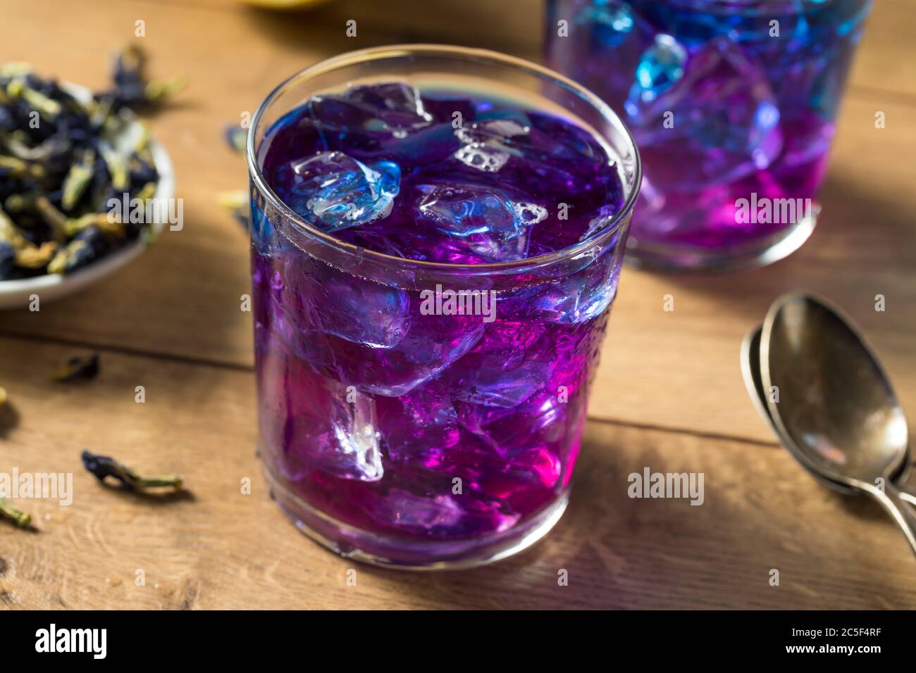 Tè biologico rinfrescante alla pisana con ghiaccio e limone Foto Stock