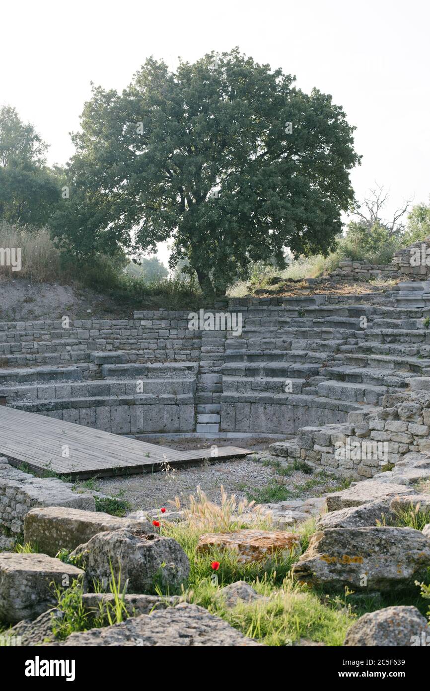 Troia. Vista sulla città di Troy. Pietre storiche. Rovine storiche e strutture in rovina. Foto Stock