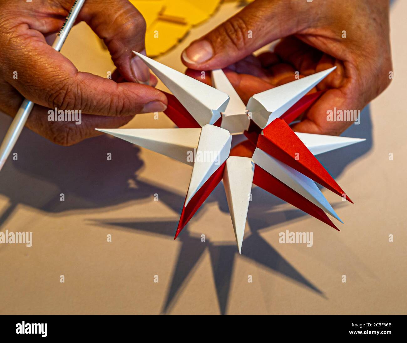 Herrnhut poinsettia fabbrica. Stella Morava (in Germania conosciuta come stelle Herrnhut) fabbrica a Herrnhut, Germania Foto Stock