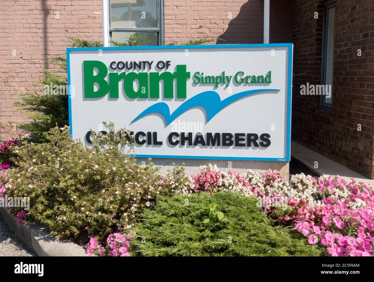 La Contea di Brent Consiglio Chambers segno fuori del edificio Parigi Ontario Canada Foto Stock