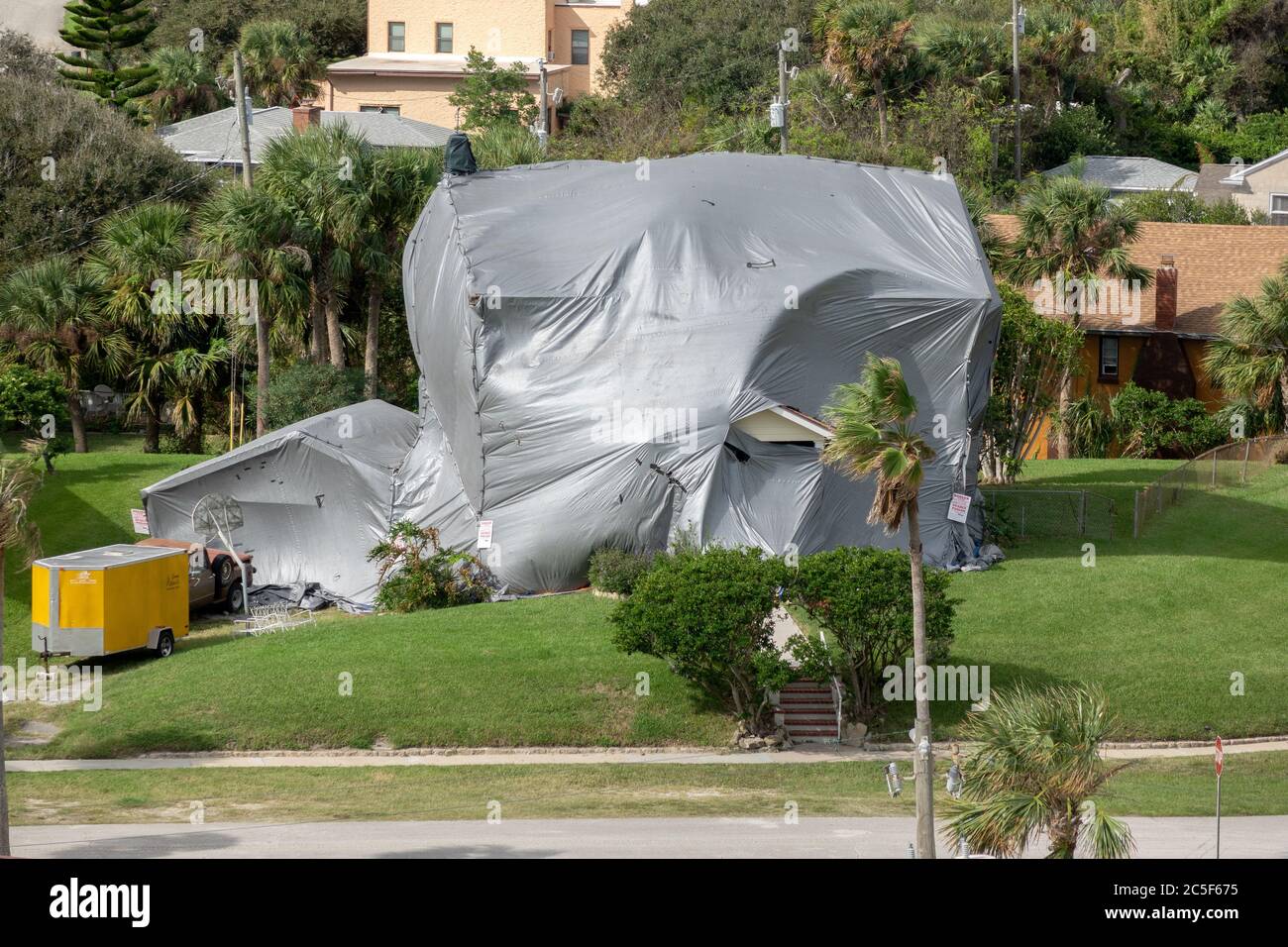 Florida House essendo Tent fumigated per termiti a Daytona Beach Florida Pest Control casa residenziale Foto Stock