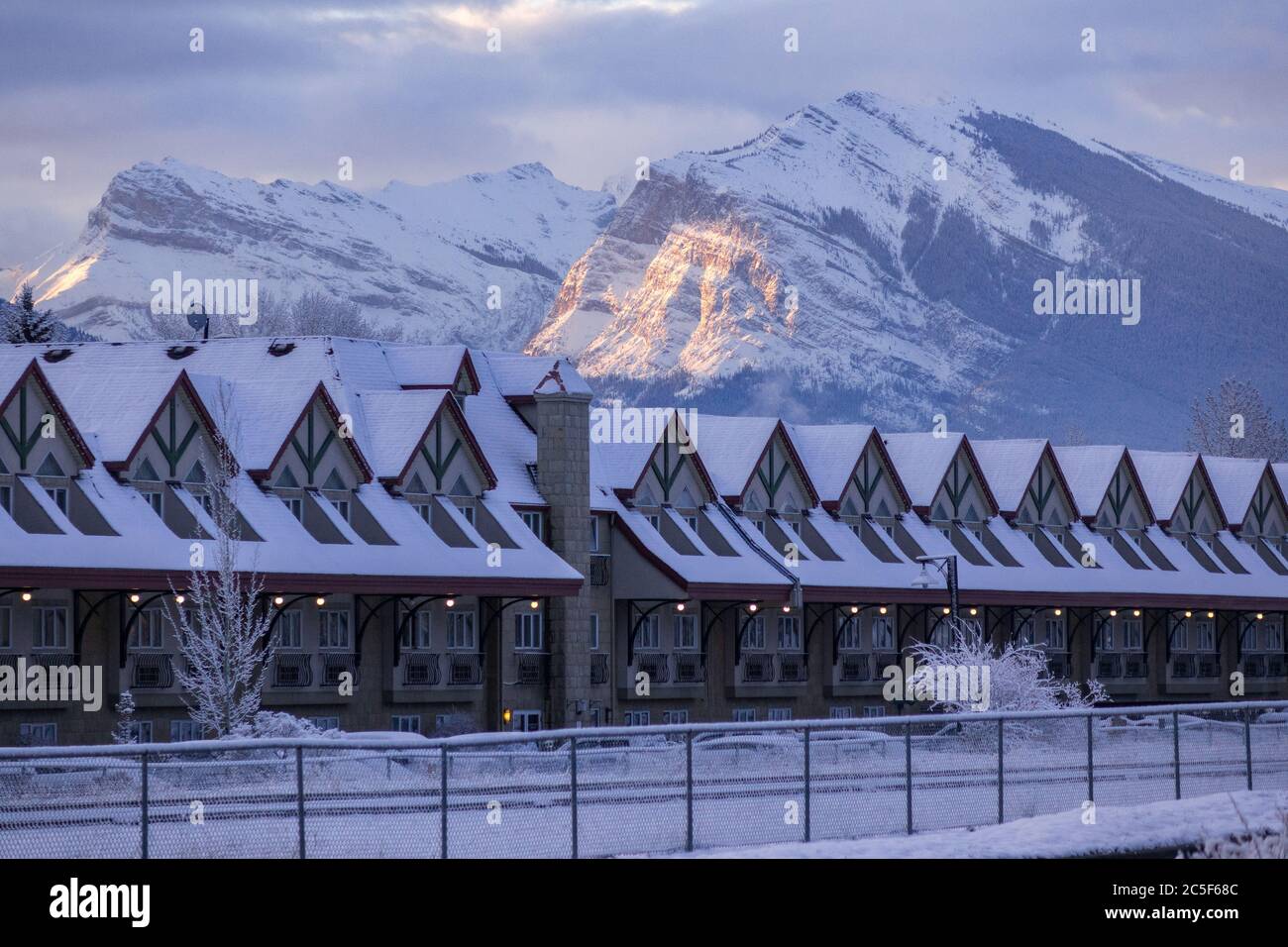 Alba sul Monte Lady MacDonald montagna picco Inverno mattina presto in Canmore Alberta Canmore Inn & Suites in Foreground Foto Stock