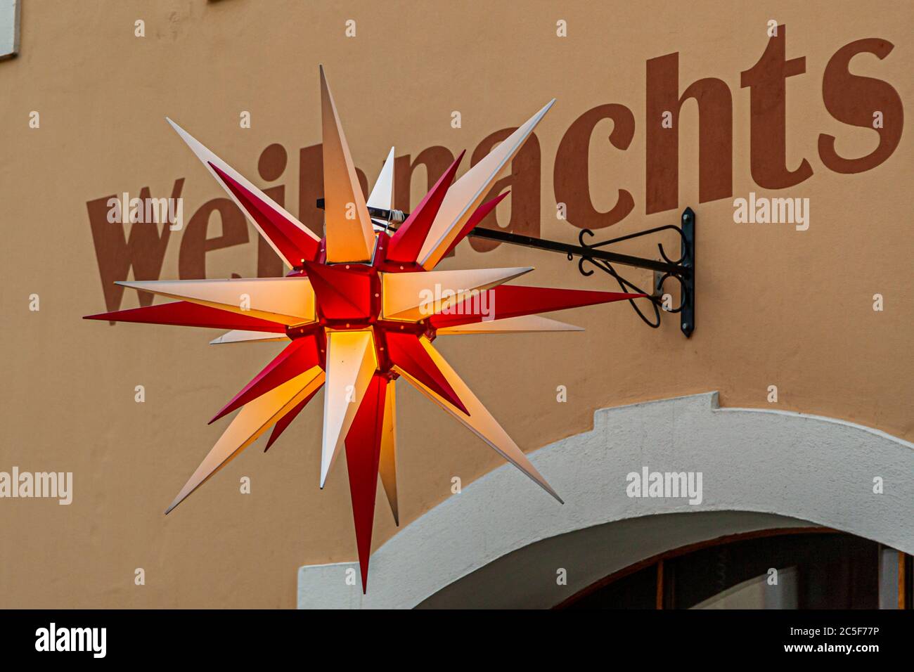 Stella Morava di fronte a un negozio di articoli di Natale a Görlitz, Sassonia, Germania Foto Stock