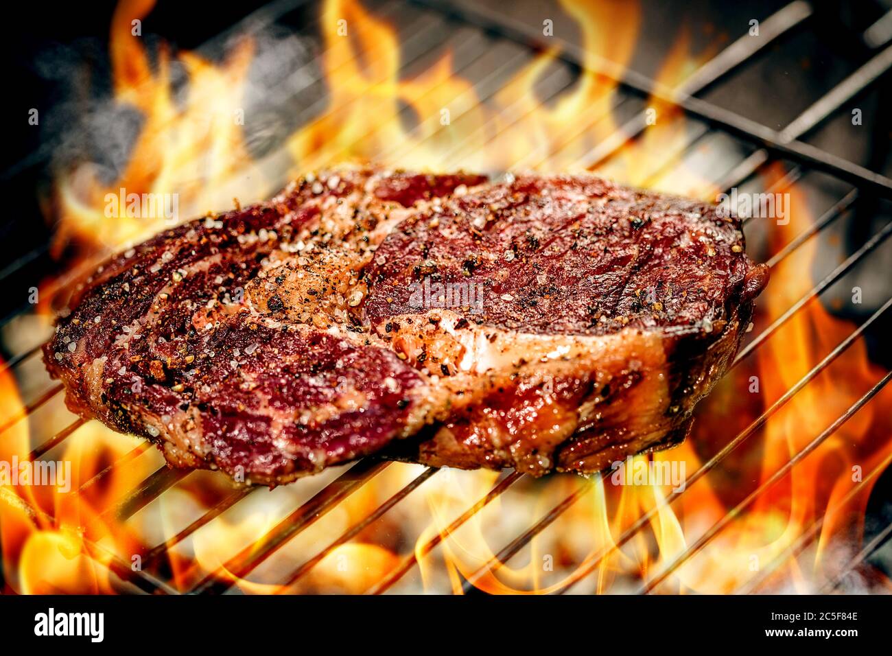 Bistecca piccante alla griglia su un barbecue estivo sulle calde calce  guarnite Foto stock - Alamy