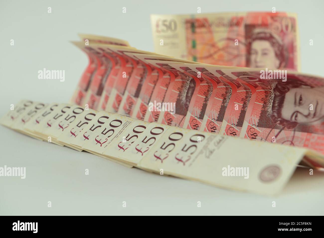 Nota di cinquanta sterline di denaro britannico su sfondo bianco Foto Stock