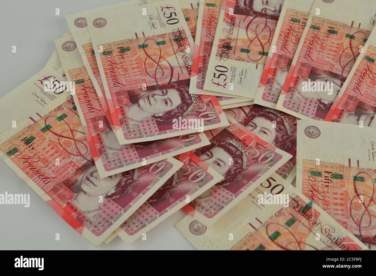Nota di cinquanta sterline di denaro britannico su sfondo bianco Foto Stock