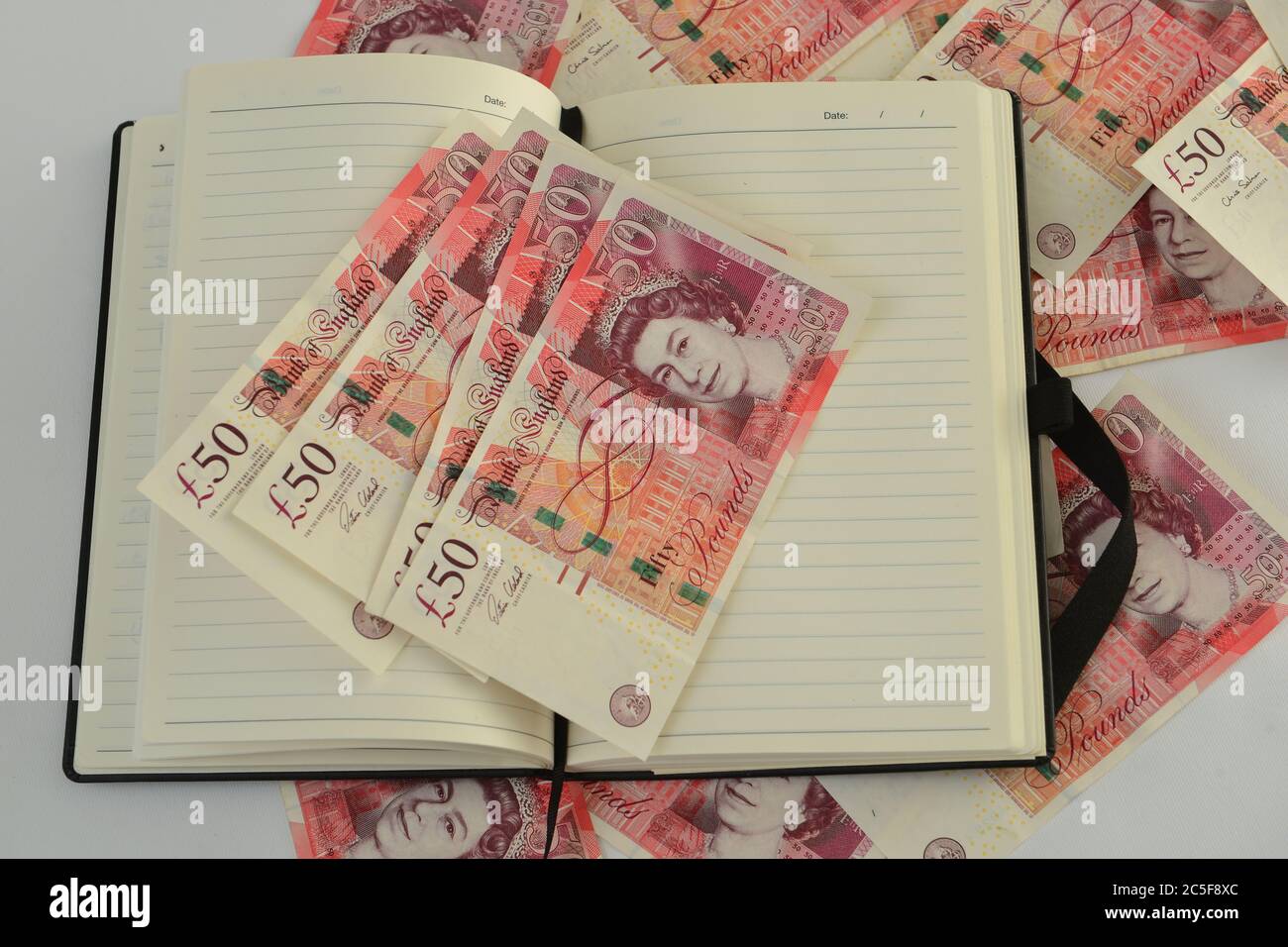 Nota di cinquanta sterline di denaro britannico su sfondo bianco Foto Stock