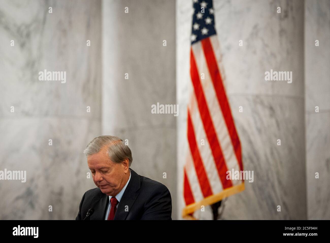 Il senatore degli Stati Uniti Lindsey Graham (repubblicano della Carolina del Sud), presidente del Comitato giudiziario del Senato degli Stati Uniti, ascolta le osservazioni durante la commissione di markup del 'eliminare l'abusivo e l'abbandono dilagante di Interactive Technologies (EARN IT) Act del 2020', E le candidature giudiziarie in Russell Senato edificio a Capitol Hill a Washington, DC., Giovedi, 2 luglio 2020. Credit: Rod Lamb/CNP | utilizzo in tutto il mondo Foto Stock