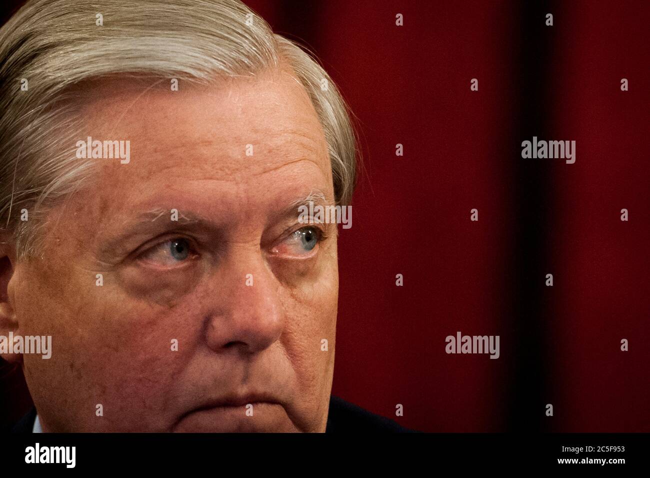 Il senatore degli Stati Uniti Lindsey Graham (repubblicano della Carolina del Sud), presidente del Comitato giudiziario del Senato degli Stati Uniti, ascolta le osservazioni durante la commissione di markup del 'eliminare l'abusivo e l'abbandono dilagante di Interactive Technologies (EARN IT) Act del 2020', E le candidature giudiziarie in Russell Senato edificio a Capitol Hill a Washington, DC., Giovedi, 2 luglio 2020. Credit: Rod Lamb/CNP | utilizzo in tutto il mondo Foto Stock