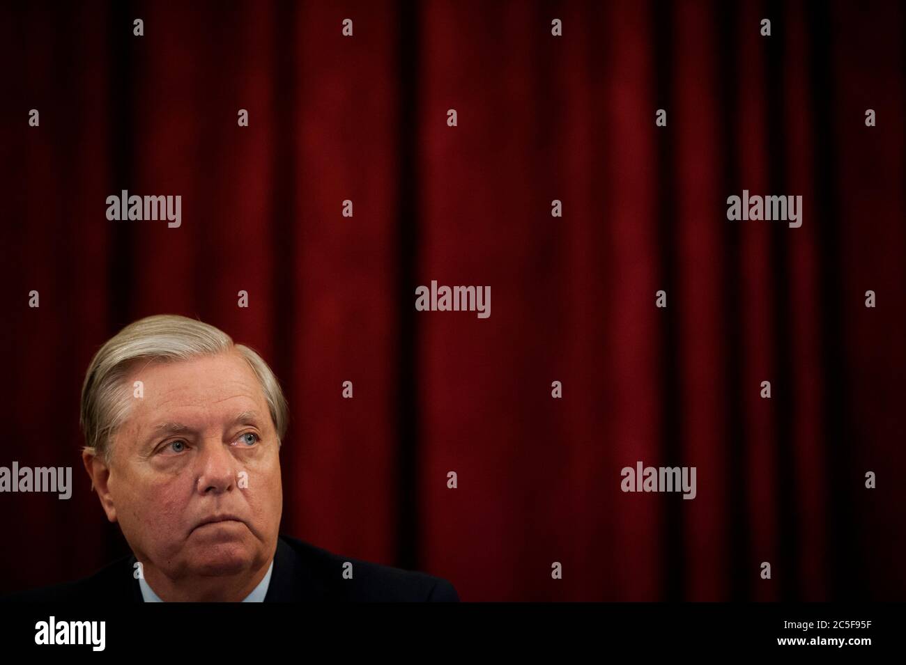 Il senatore degli Stati Uniti Lindsey Graham (repubblicano della Carolina del Sud), presidente del Comitato giudiziario del Senato degli Stati Uniti, ascolta le osservazioni durante la commissione di markup del 'eliminare l'abusivo e l'abbandono dilagante di Interactive Technologies (EARN IT) Act del 2020', E le candidature giudiziarie in Russell Senato edificio a Capitol Hill a Washington, DC., Giovedi, 2 luglio 2020. Credit: Rod Lamb/CNP | utilizzo in tutto il mondo Foto Stock