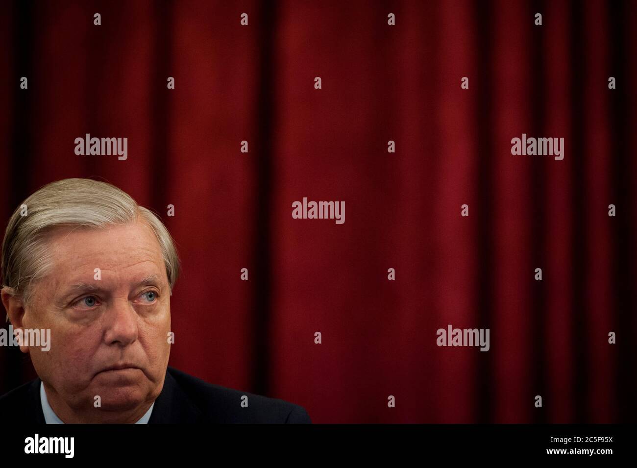Il senatore degli Stati Uniti Lindsey Graham (repubblicano della Carolina del Sud), presidente del Comitato giudiziario del Senato degli Stati Uniti, ascolta le osservazioni durante la commissione di markup del 'eliminare l'abusivo e l'abbandono dilagante di Interactive Technologies (EARN IT) Act del 2020', E le candidature giudiziarie in Russell Senato edificio a Capitol Hill a Washington, DC., Giovedi, 2 luglio 2020. Credit: Rod Lamb/CNP | utilizzo in tutto il mondo Foto Stock