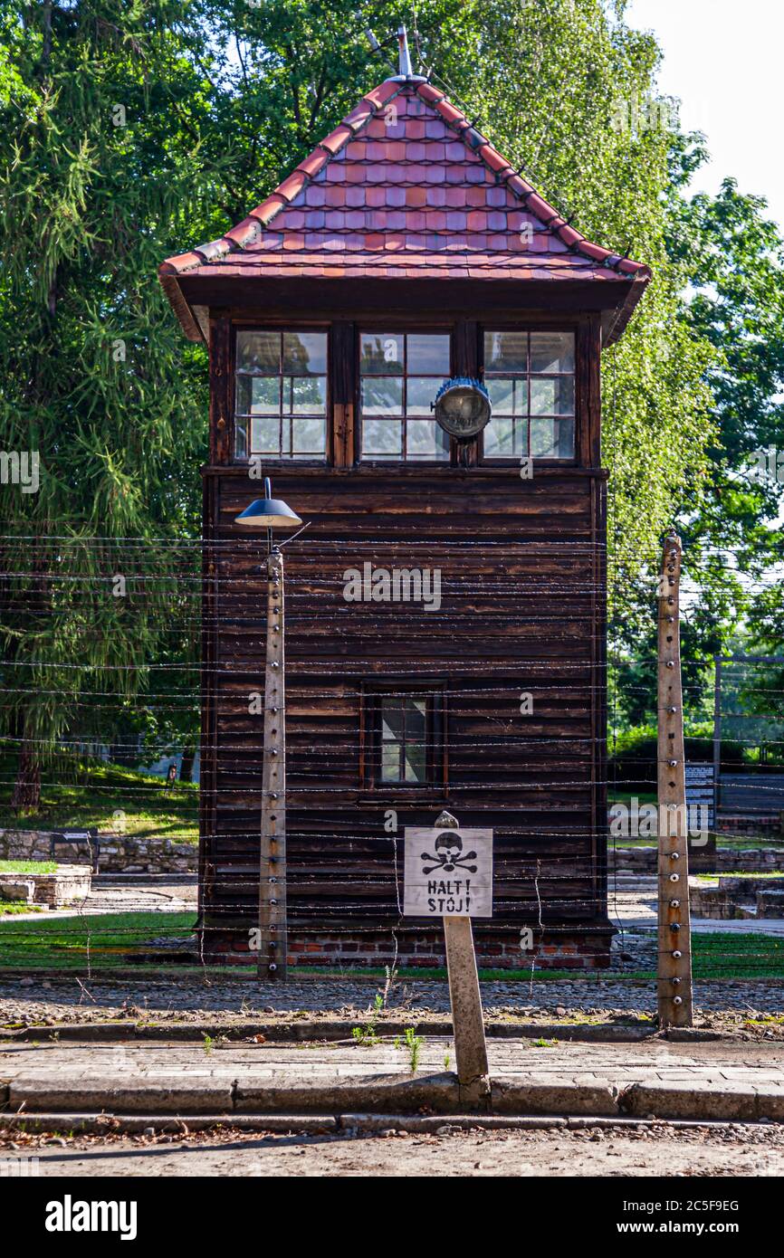Recinzione elettrica e spolverata nel campo di concentramento di Auschwitz. Monumento contro il genocidio Foto Stock