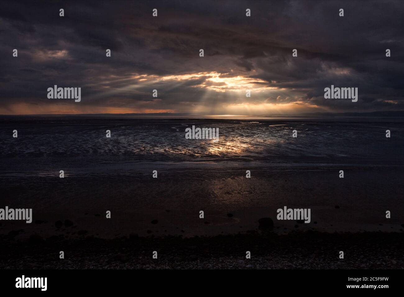 Alberi di luce che cadono dal cielo nero sulla spiaggia della baia di Morecambe a Bolton le Sands Foto Stock