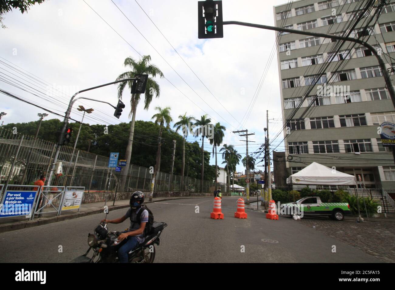 Salvador, Brasile. 02 luglio 2020. In tempi di pandemia, il municipio decreta la chiusura, per sette giorni da oggi, di alcune strade e negozi nel centro di Salvador, (BA). Nella foto, il traffico è vietato, con la barriera Transalvador, su Avenida Joana Angélica, all'altezza del Colégio Centrale. Credit: Mauro Akiin Nassor/FotoArena/Alamy Live News Foto Stock