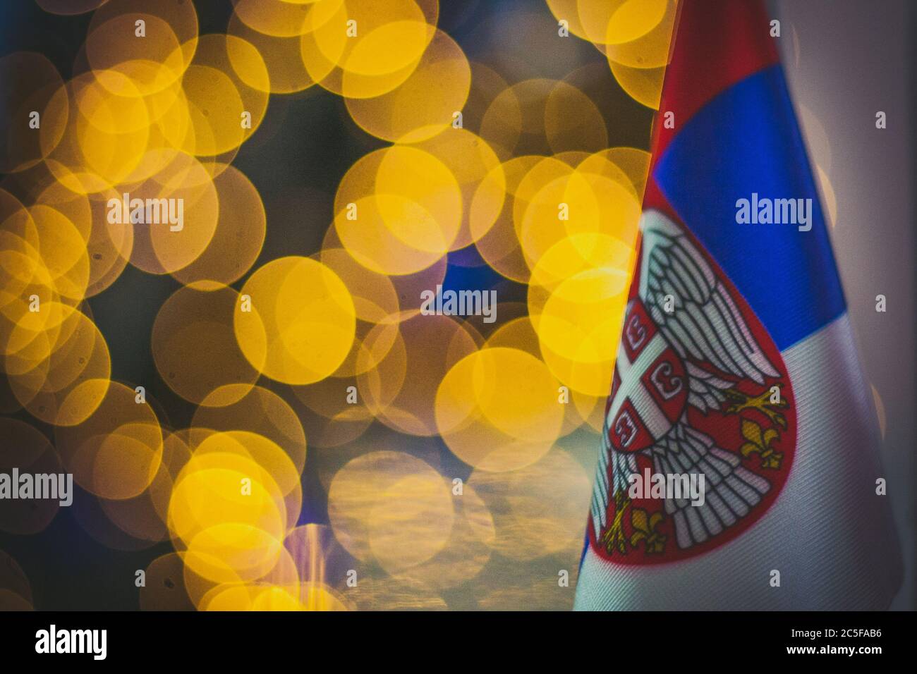 Bandiera della Serbia e bokeh sfondo Foto Stock