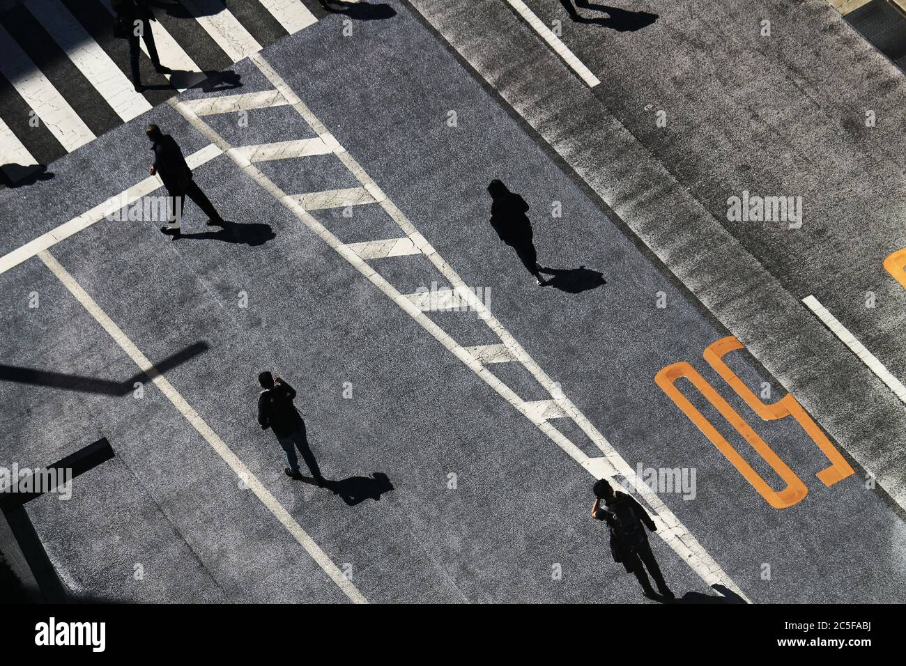 Persone che camminano con un allontanamento sociale in una zona auto-free a Ginza in vacanza Foto Stock