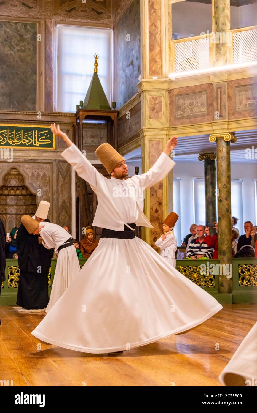 Dervisci danzanti dell'ordine Sufi Mevlevi, Sema-Zerimonie, danza dervish, Sema, Mevlevihanesi Muezesi, Istanbul, Tuerkei Foto Stock