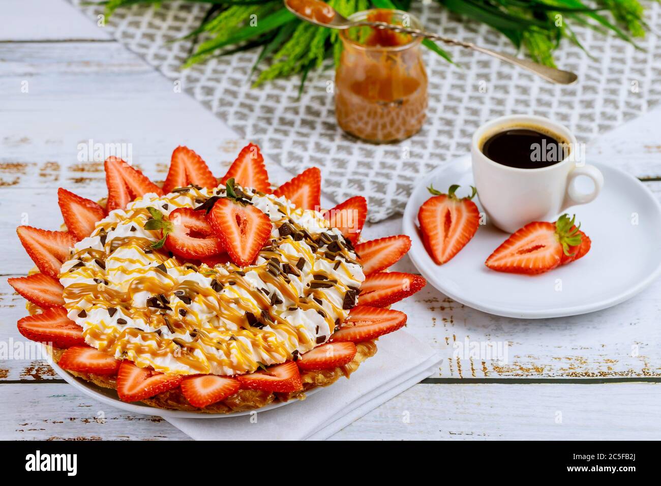 Strawberey con torta di crosta panna montata su sfondo bianco di legno. Foto Stock