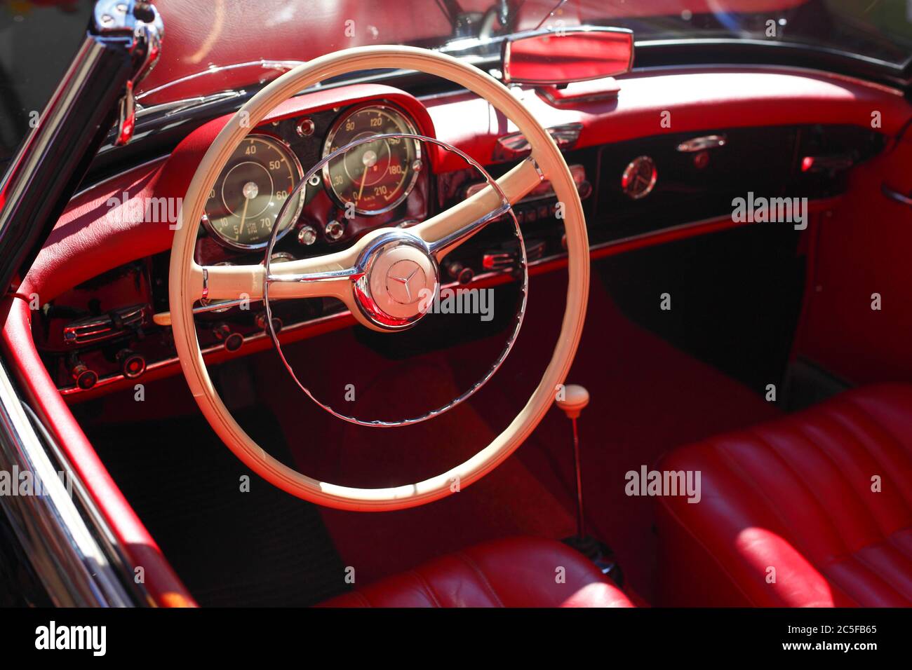 Cruscotto e volante di una Mercedes Benz, auto classica, Germania Foto Stock