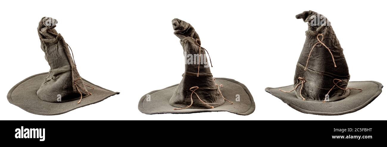 Costume e decorazione di Halloween, magia magica e concetto di stregoneria con cappelli ad angolo multiplo di una strega o mago isolato su sfondo bianco con un cl Foto Stock