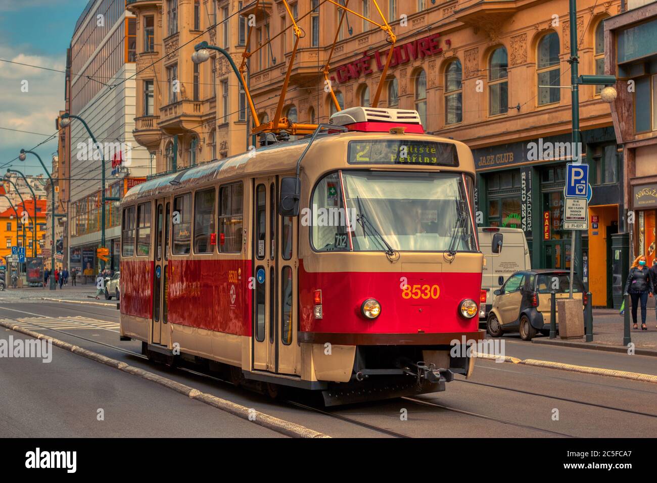 Praga, Czechia, 02 luglio 2020 - Tram di Praga per le strade in caldo sole giorno Foto Stock