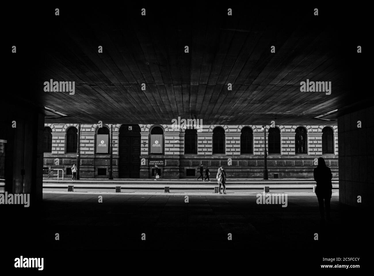 Nuovo Teatro Nazionale di Praga sotto sala con persone che camminano per le strade Foto Stock