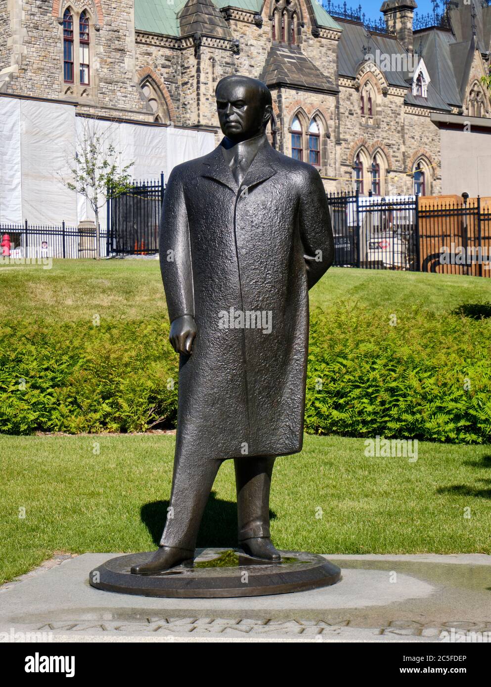 Statua di bronzo di William Lyon Mackenzie King dell'artista del Quebec Raoul Hunter , a Ottawa Canada Foto Stock