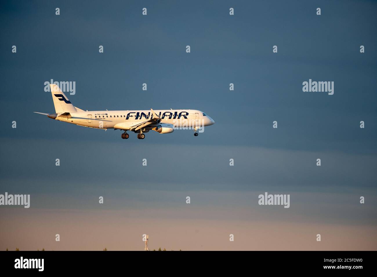 Helsinki/Finlandia - 25 GIUGNO 2018: Airbus A320 gestito da Finnair per l'avvicinamento finale all'aeroporto Helsinki-Vantaa in una serata di tempesta. Foto Stock
