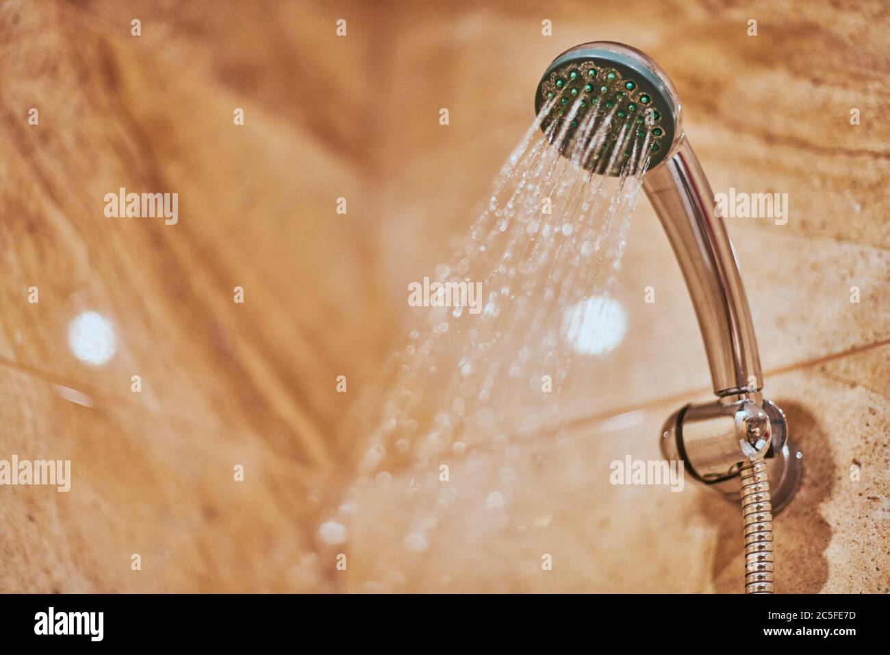 Doccia in bagno. Doccia con gocce d'acqua calda sfocate. Fai una doccia a  contrasto per lavare il sudore Foto stock - Alamy