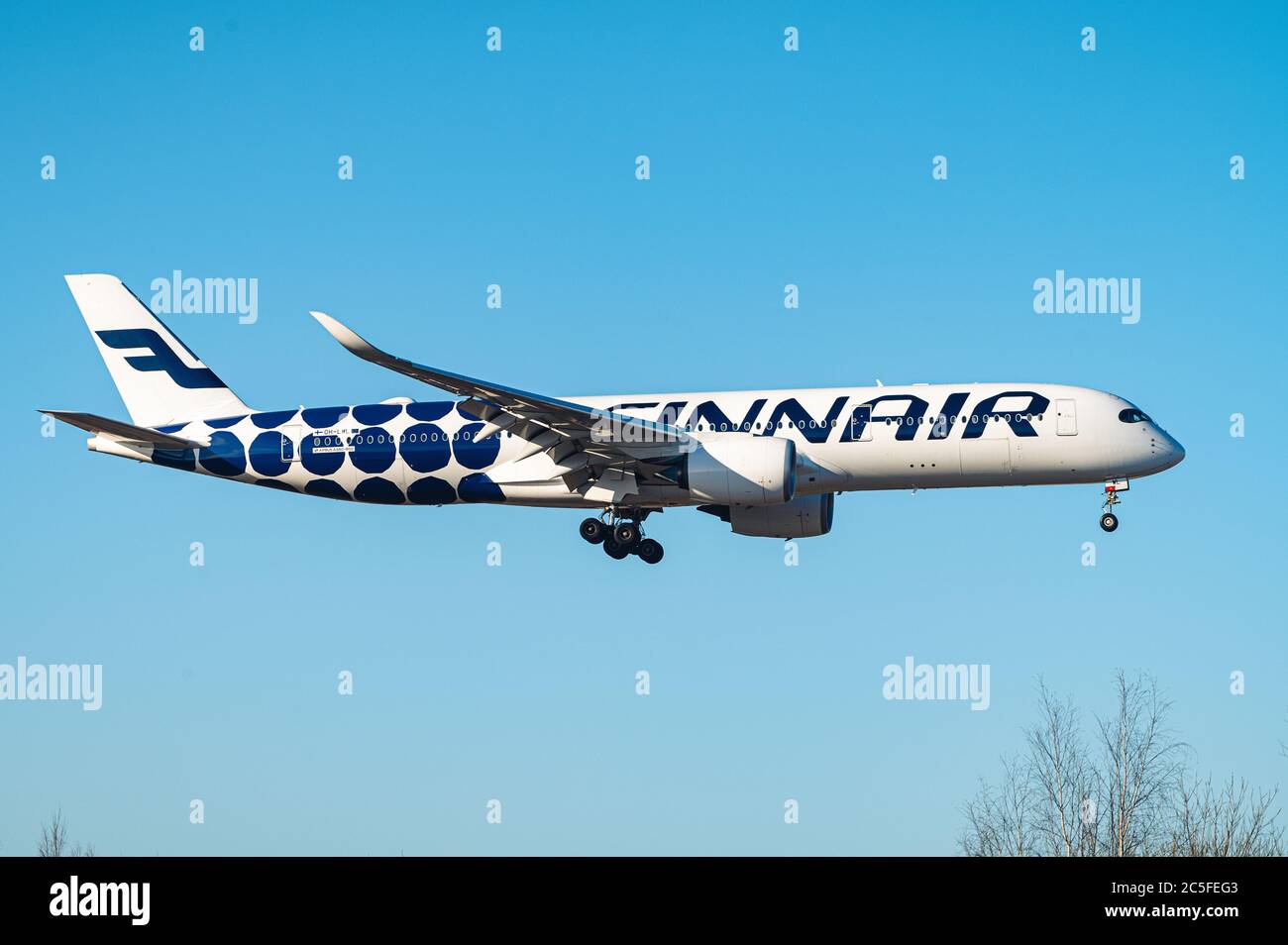 Vantaa / Finlandia - 27 febbraio 2020: Un aereo operato da Finnair che atterra all'aeroporto EFHK Helsinki-Vantaa. Foto Stock