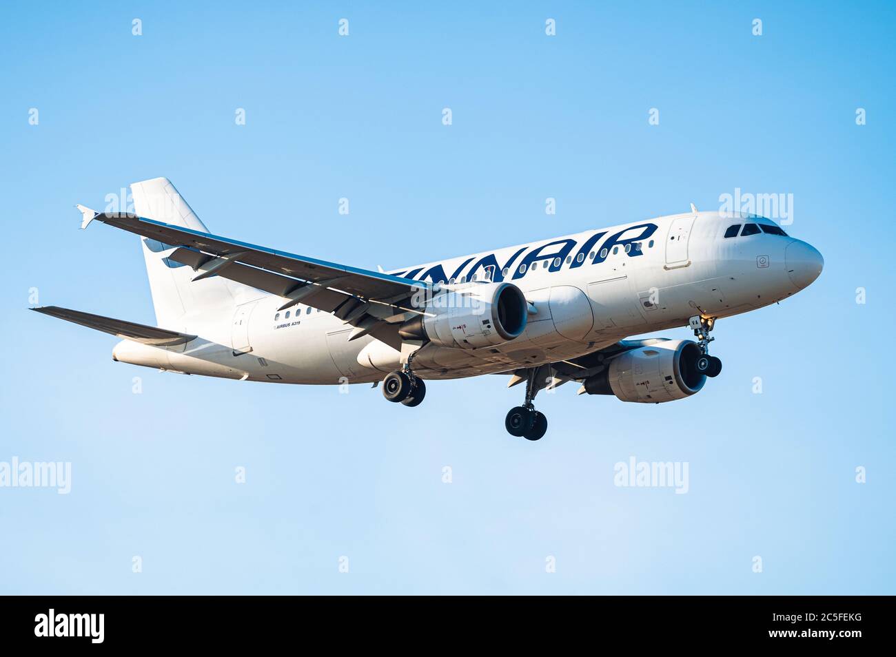 Vantaa / Finlandia - 25 febbraio 2020: Un aereo operato da Finnair che atterra all'aeroporto EFHK Helsinki-Vantaa. Foto Stock