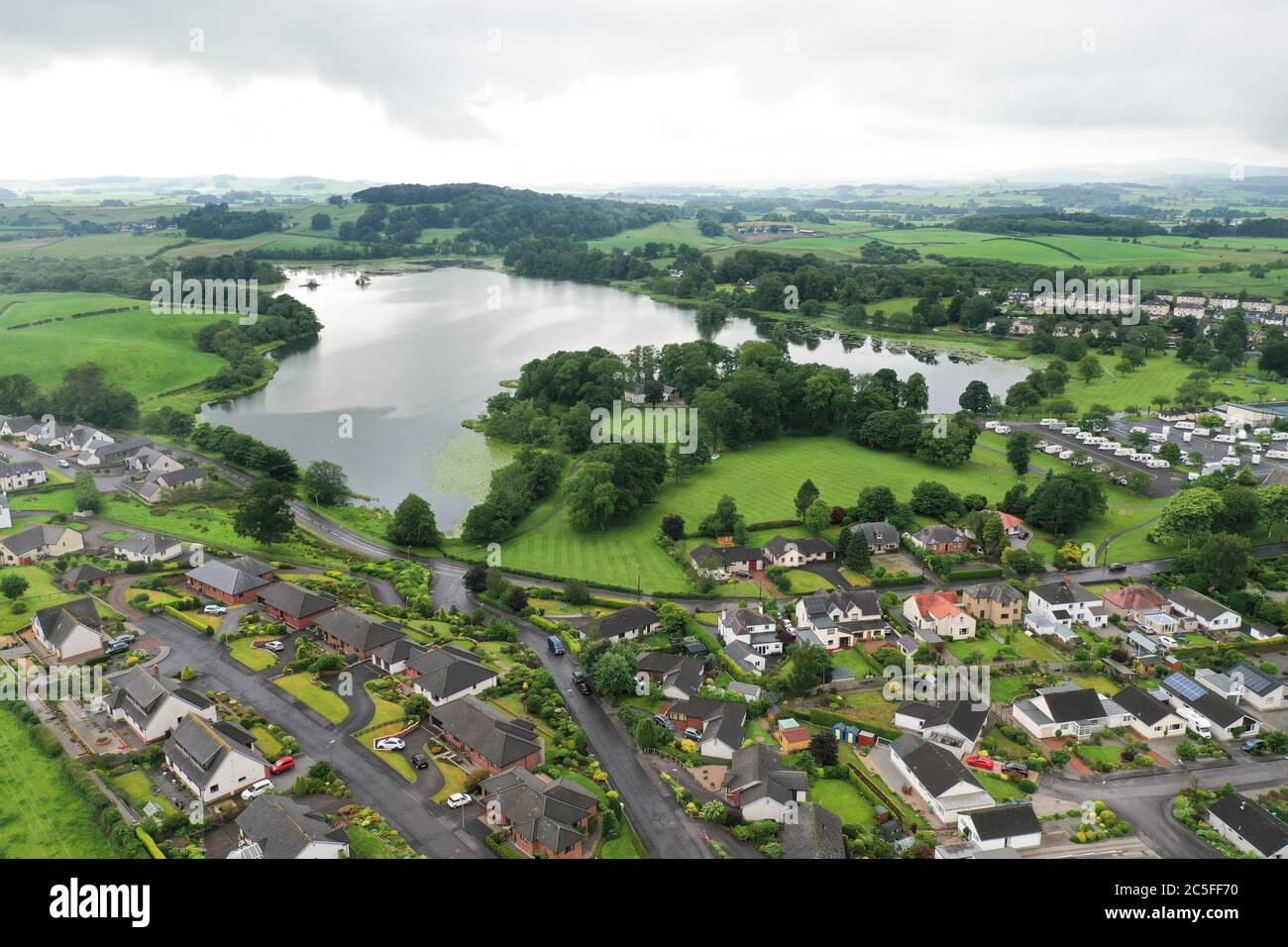 Vista aerea del drone del castello di Carlingwark Loch Douglas Dumfries e Galloway Foto Stock