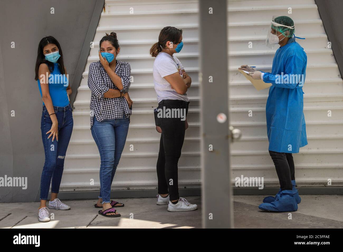 HERMOSILLO, MESSICO - 2 LUGLIO: I cittadini vengono e si levano in fila per mettere da parte un posto per eseguire un test gratuito e rapido per la rilevazione di covid-19 presso le strutture dell'Arena sonora Ciudadanos acuden y hacen filas apartar un lugar para realizarse una prueba rapida y gratuite de detecion de covid-19 en las Instalaciones de la Arena sonora il 2 luglio 2020 a Hermosillo, Messico. (Foto di Luis Gutierrez/Norte Photo) Foto Stock