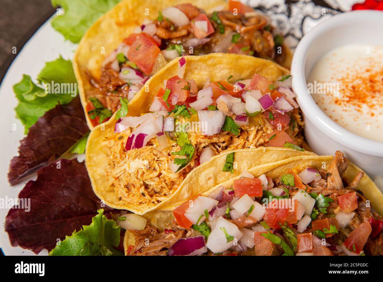 Varietà di tacos di carne tipici messicani. Immagine isolata Foto Stock
