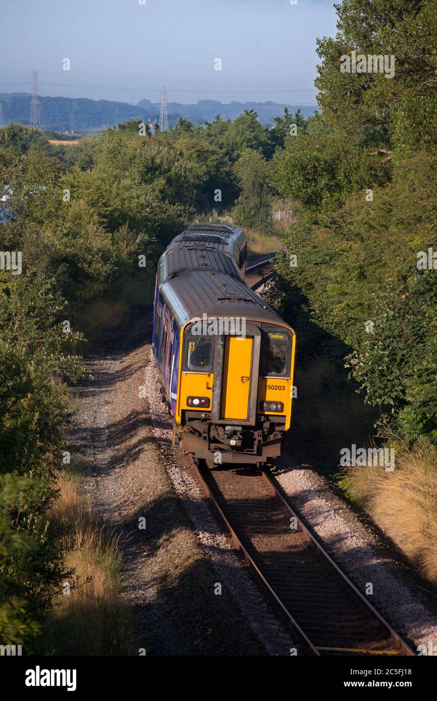 Treno sprinter classe 150 della ferrovia nord sulla linea ferroviaria rurale a binario unico sud di Fylde Foto Stock