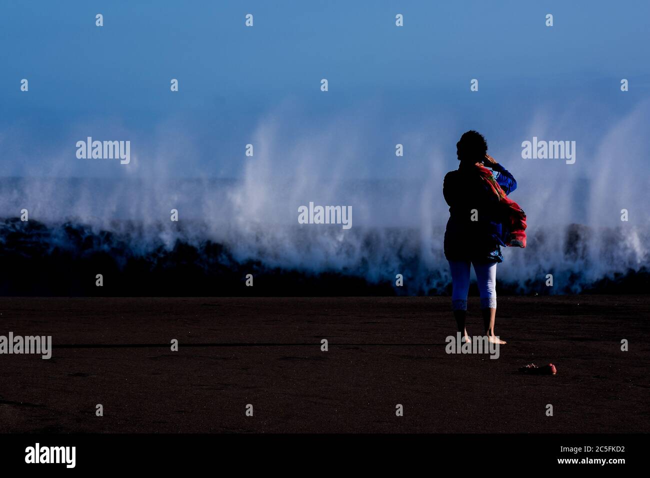 Mare mosso con grandi onde che si infrangono sulla costa Foto Stock