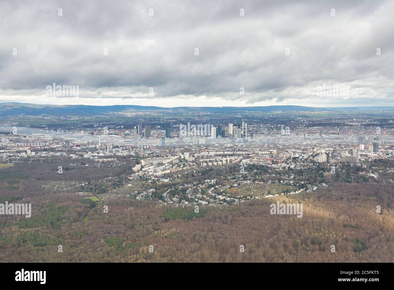 FRANCOFORTE AM MAIN, GERMANIA - CIRCA GENNAIO 2020: Vista aerea della città di Francoforte sul meno vista da aerei moderni. Foto Stock