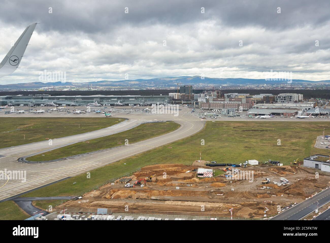 FRANCOFORTE AM MAIN, GERMANIA - CIRCA GENNAIO 2020: Aeroporto di Francoforte sul meno visto da Lufthansa Aircraft. Foto Stock