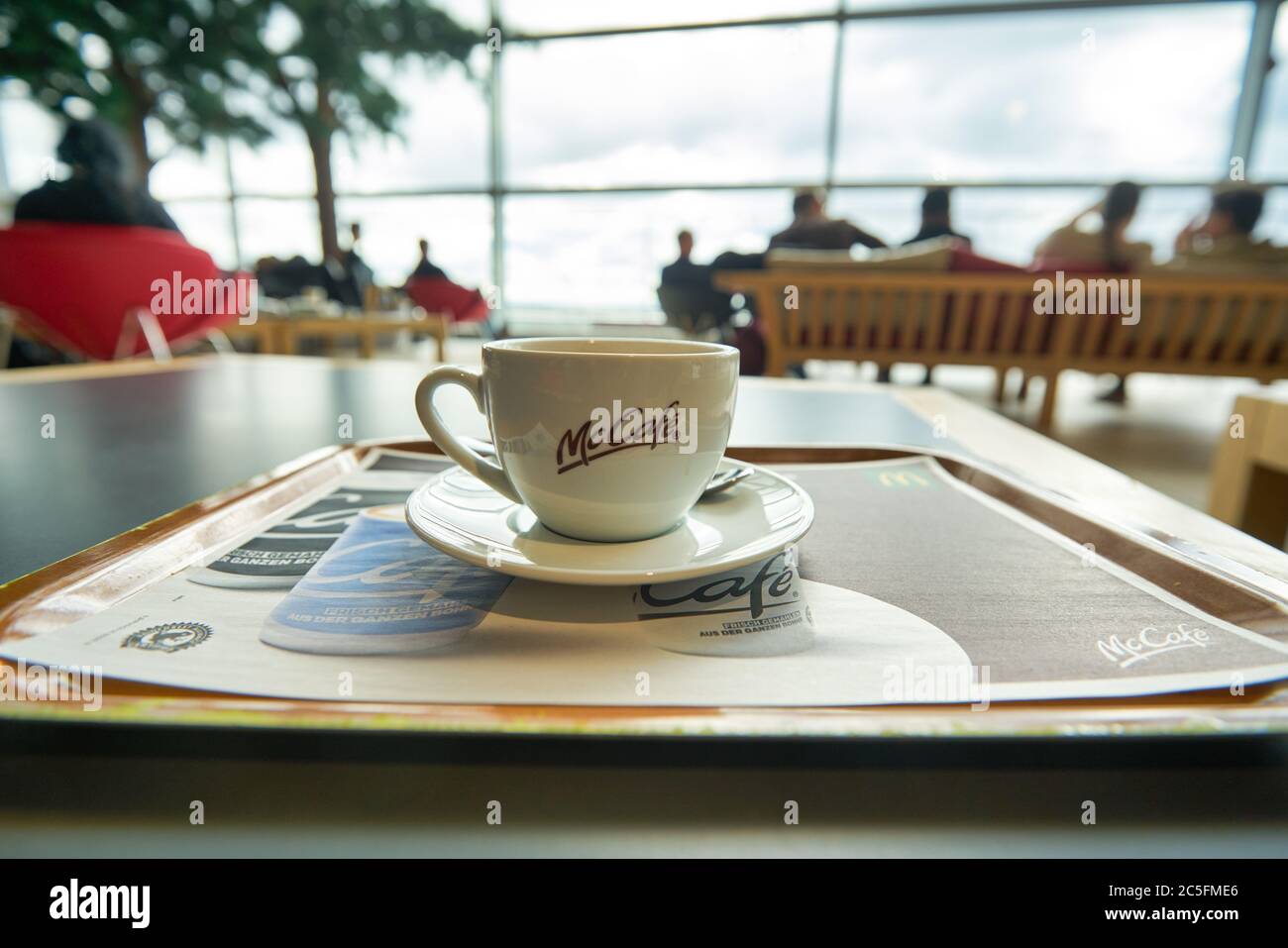 FRANCOFORTE sul MENO, GERMANIA - CIRCA GENNAIO 2020: Tazza e piattino serviti su vassoio come visto al McCafe di Francoforte sul meno. Foto Stock