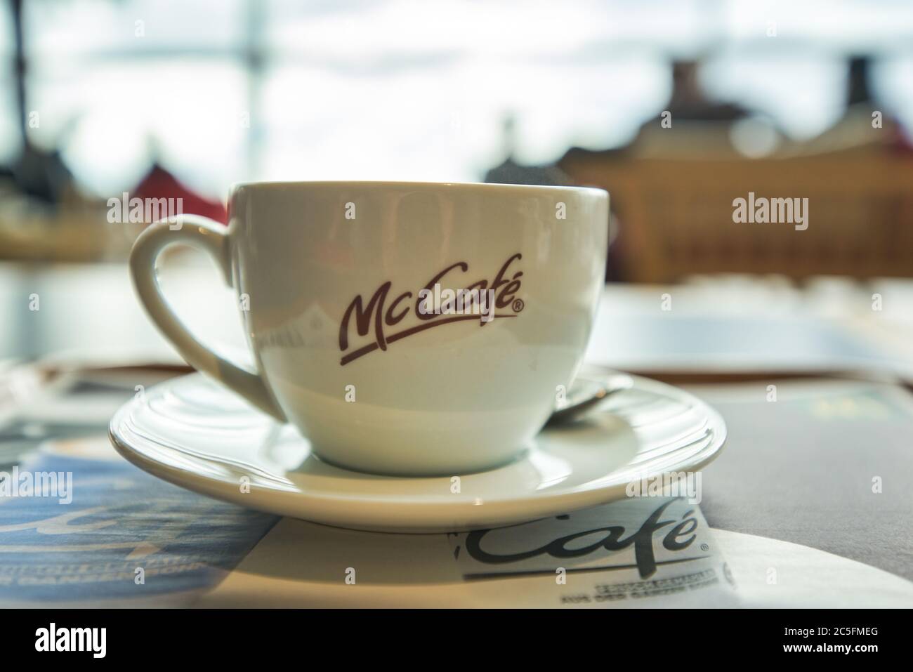 FRANCOFORTE sul MENO, GERMANIA - CIRCA GENNAIO 2020: Tazza e piattino serviti su vassoio come visto al McCafe di Francoforte sul meno. Foto Stock