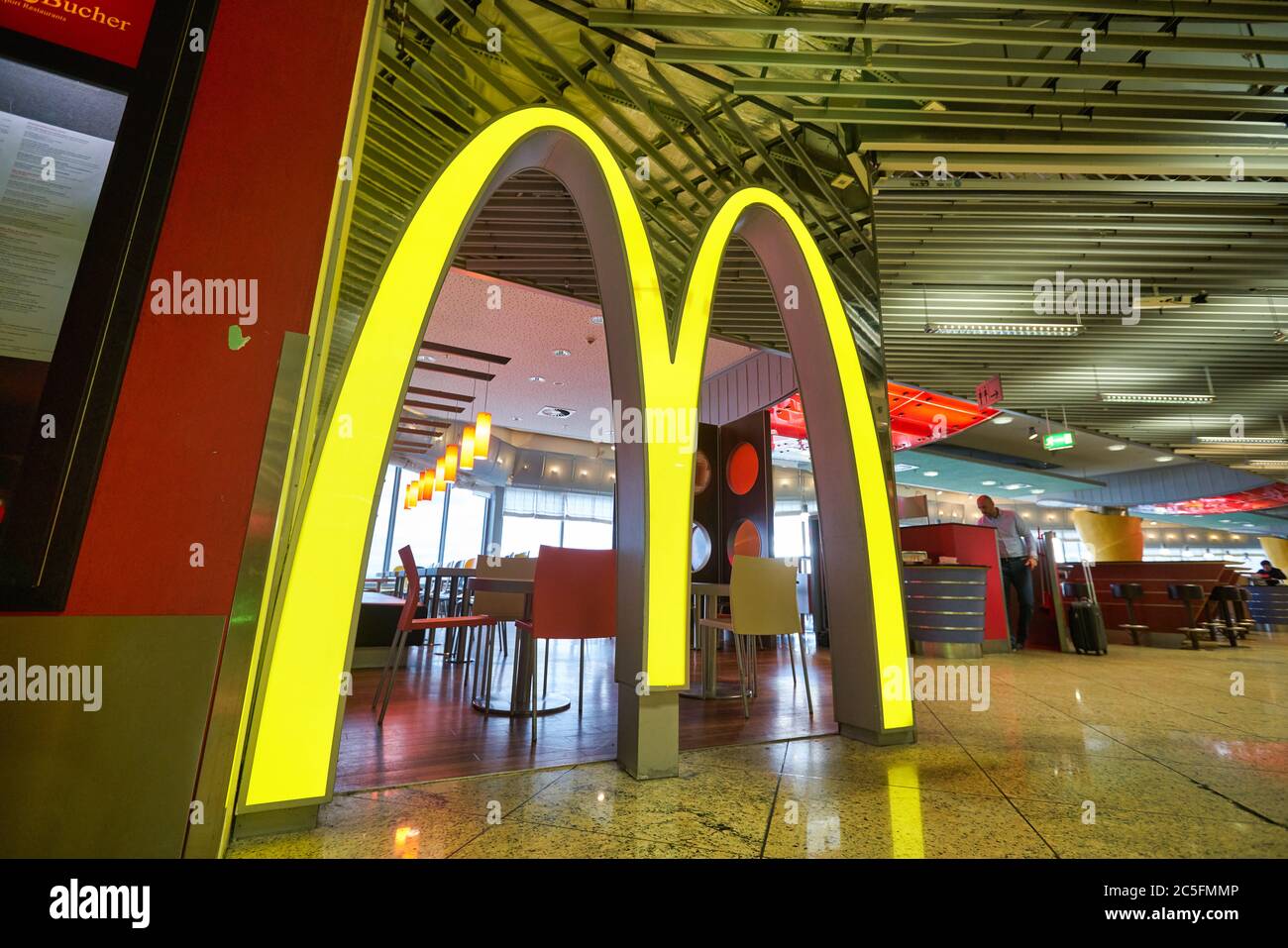 FRANCOFORTE AM MAIN, GERMANIA - CIRCA GENNAIO 2020: Il cartello Golden Arches visto all'aeroporto di Francoforte sul meno. Foto Stock