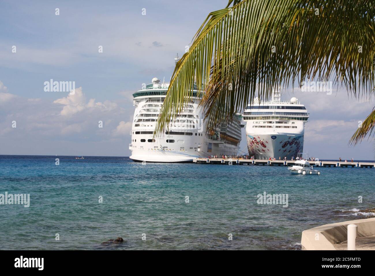 Navi da crociera nel porto con passeggeri Foto Stock