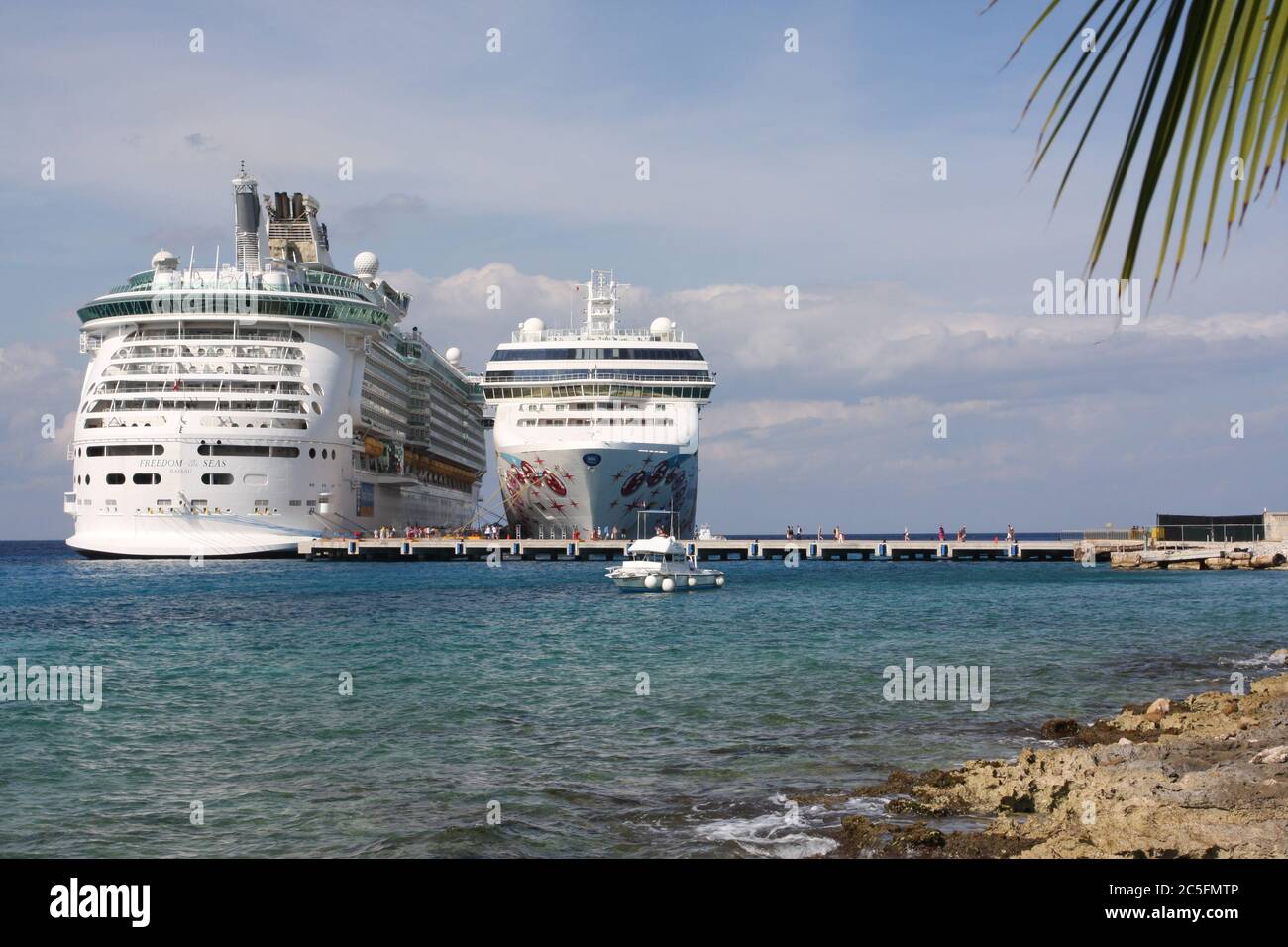 Navi da crociera nel porto con passeggeri Foto Stock