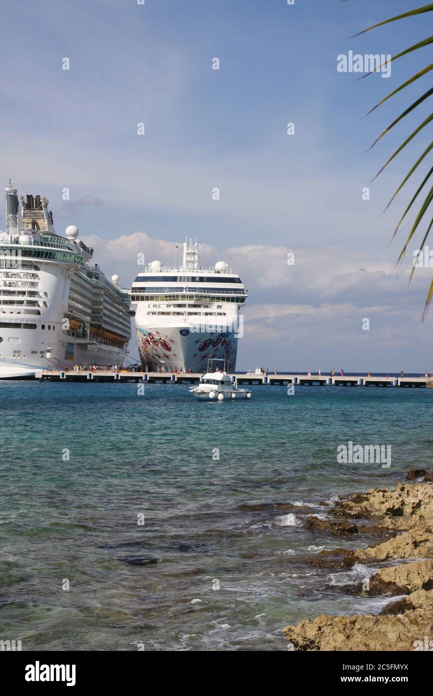 Nave da crociera al molo o al porto di chiamata per la vostra vacanza familiare. Foto Stock