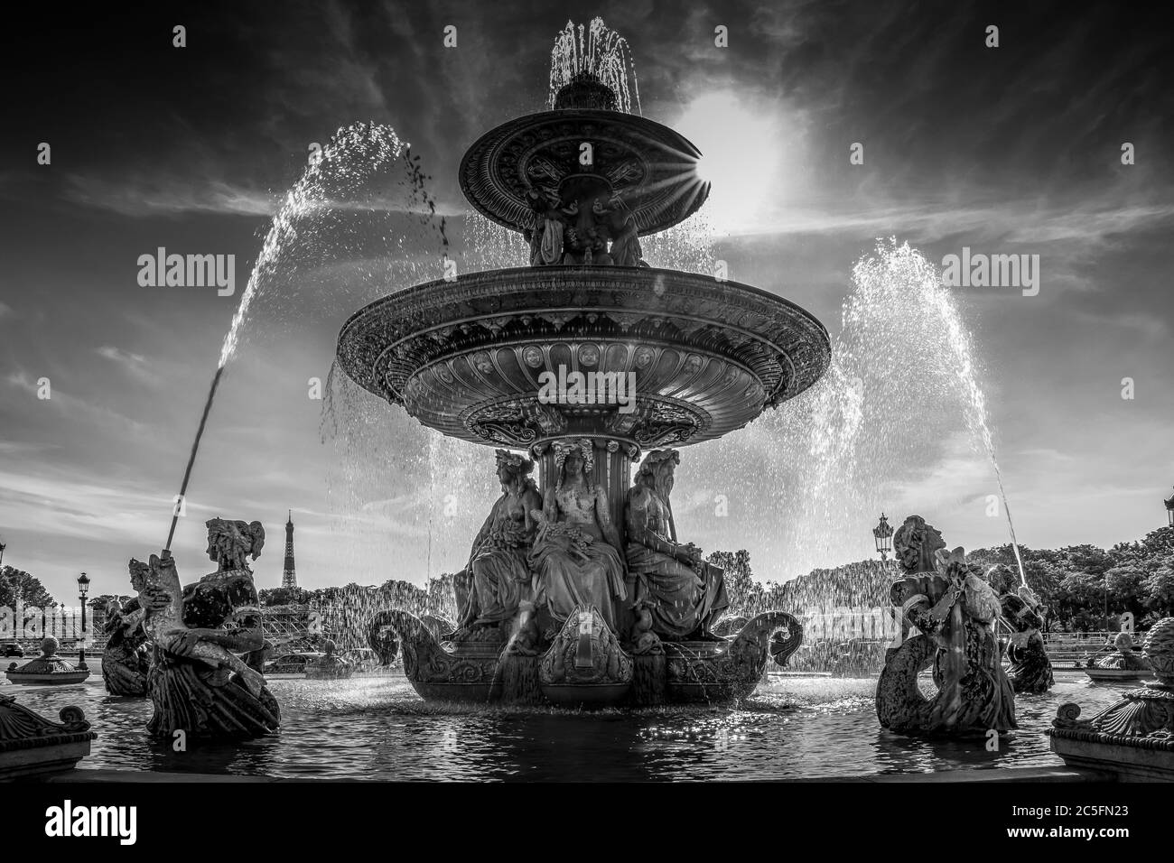 Parigi, Francia - 23 giugno 2020: Fontana di Place de la Concorde con la Torre Eiffel sullo sfondo a Parigi Foto Stock