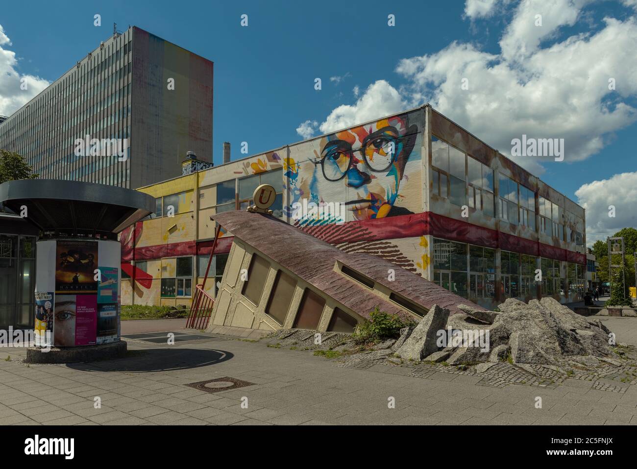 Stazione della metropolitana Bockenheimer Warte, entrata sotto forma di un vecchio tram, Francoforte, Germania Foto Stock
