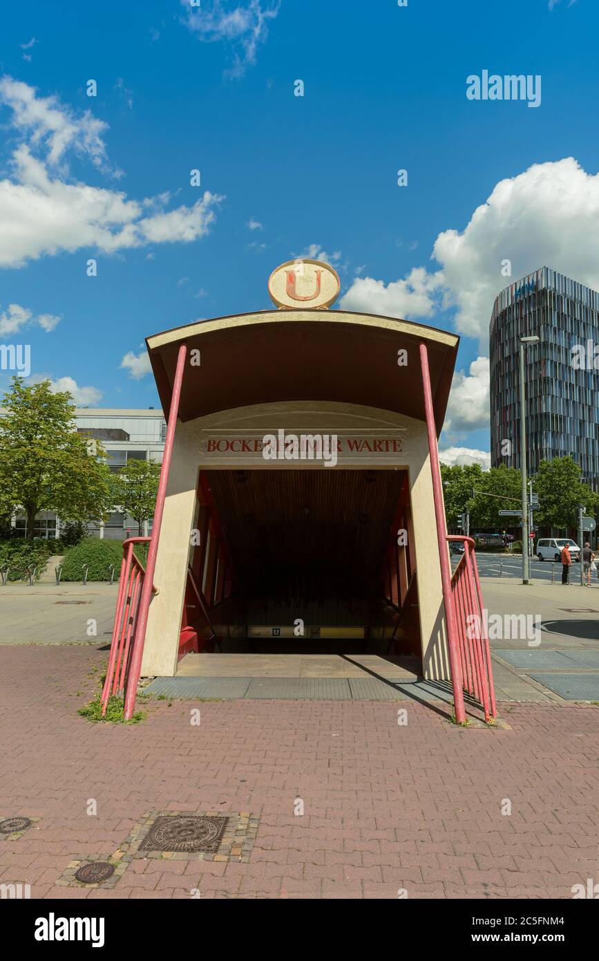 Stazione della metropolitana Bockenheimer Warte, entrata sotto forma di un vecchio tram, Francoforte, Germania Foto Stock