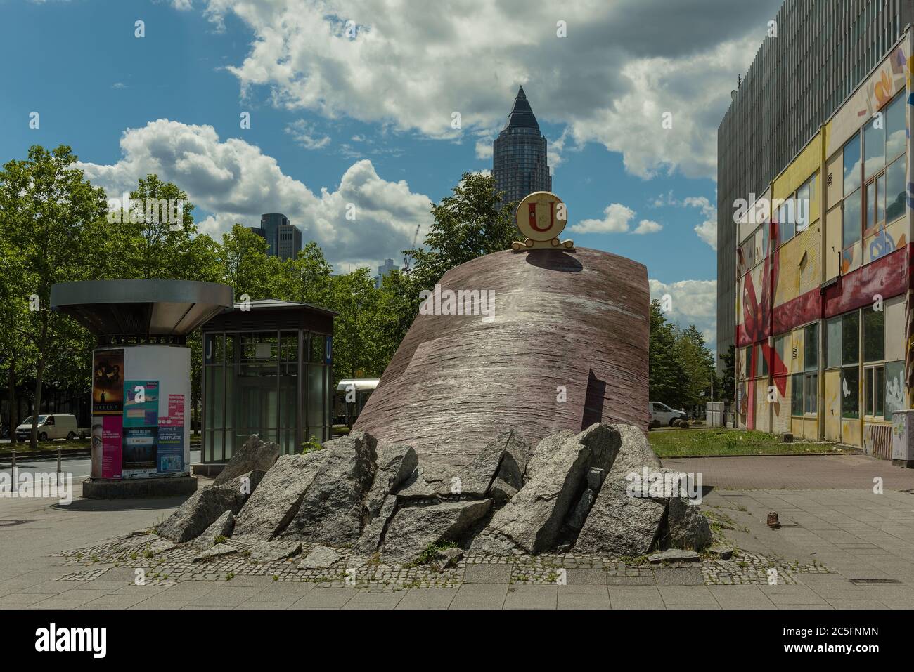 Stazione della metropolitana Bockenheimer Warte, entrata sotto forma di un vecchio tram, Francoforte, Germania Foto Stock