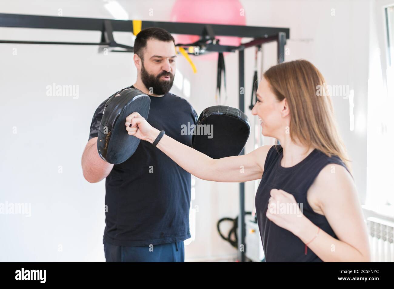 formazione di giovani donne con personal trainer Foto Stock